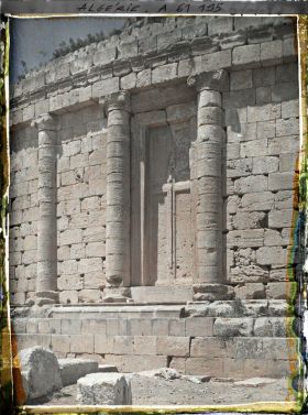 Image représentant Une fausse porte sur la façade Est du tombeau de la Chrétienne