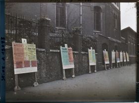 Image représentant Affiches pour les élections législatives de novembre 1919 devant le lycée Carnot, rue de Villiers