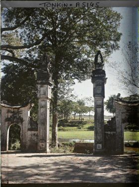 Image représentant Depuis la cour intérieure de la pagode du " Pont de papier " (?)