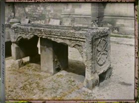 Image représentant Un reste de sarcophage mérovingien près de l'église Saint-Honorat