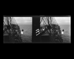 Image représentant Passagers massés à l'avant du navire en vue d'Honolulu