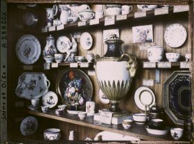Image représentant Vitrine des collections de porcelaines du musée de Sèvres