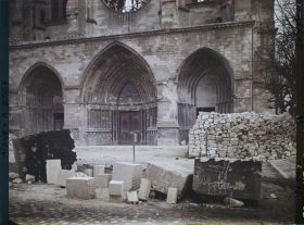 Image représentant France, Soissons, Porches de la Cathédrale et matériaux de Construction