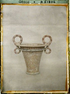 Image représentant Musée archéologique - Vase à anses à décor peint (représentant un bouclier ?) provenant de la tombe royale d'Isopata près de Cnossos