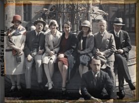 Image représentant Groupe de journalistes assis sur la margelle de la fontaine de Cuyper