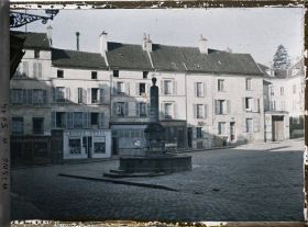 Image représentant La vieille fontaine et les maisons de la place de l'Hôtel de Ville