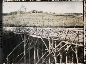 Image représentant Pont de bois, champ de maïs et ferme