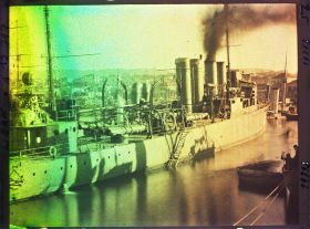 Image représentant Le contre-torpilleur " Eole ", probablement d'origine nord-américaine, dans le port de la ville