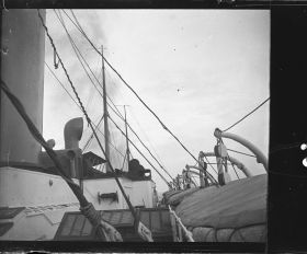 Image représentant Haubans, cheminée, mâts sur le pont supérieur