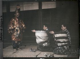 Image représentant Acteur en costume de Nô ou (plus probablement) de Kyôgen