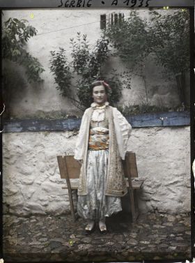 Image représentant Mademoiselle Ljubica, riche costume, foulard de soie rose vif à la tête