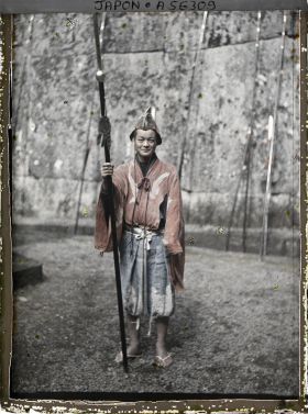 Image représentant Personnage en costume de l'époque d'Edo (hallebardier en tenue militaire) lors de la fête du sanctuaire Tôshôgu