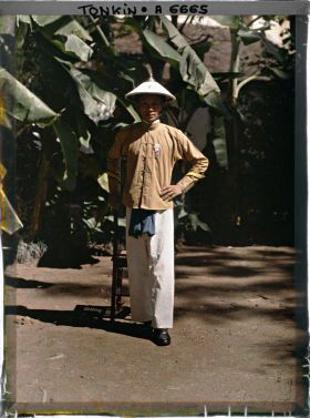 Image représentant Un agent de police annamite, en uniforme