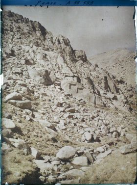 Image représentant Le site des inscriptions antiques Ganj-Nameh (le livre du trésor), sur les flancs du Kuh-e Alvand