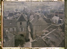 Image représentant France, Gourdon (Lot), La rue de l'Hôtel de Ville vue de la promenade du Château