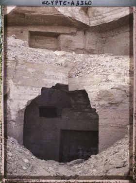 Image représentant Entrée d'un  null hypogée près de la ville