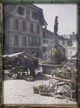 Image représentant La fontaine de la Justice à la place du Bourg et le marché