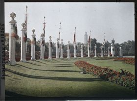 Image représentant Tribunes face à Buckingham Palace. Au fond, la Tour de Londres