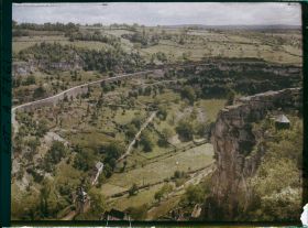 Image représentant France, Roc-Amadour, Vue prise du Sailhant du rocher sur l'aval de l'Alzou
