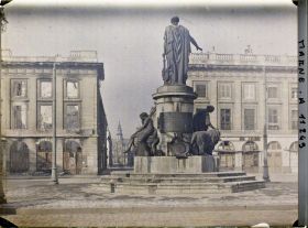 Image représentant La place Royale en ruine avec en son centre la statue de Louis XV et au fond l'Hôtel de ville