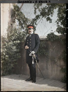 Image représentant Un officier bulgare dans la cour d'un bâtiment