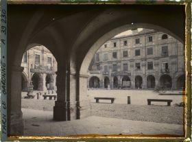 Image représentant La place Nationale et ses boutiques