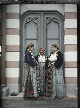 Image représentant Trois femmes juives de Thessalonique avec le tablier dans la poche