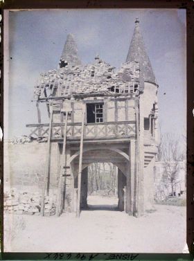 Image représentant Ancienne porte moyenâgeuse très abîmée par la guerre de 1914-1918