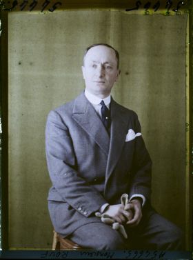 Image représentant https://musee-albert-kahn.s-museum.fr/home/NWQ2OTAwYzNmYjZlZTk1ZWQwODJmMjY4L2dlbmVyaWMtbm90aWNlLXRhYi9hdXRob3JpdHkvNjE3YTc5ZjVjZjhiODk2OGIzMzM3ZDIx/5d6900c3fb6ee95ed082f268/generic-notice-tab/authority/617a79ebcf8b8968b3337701 Monsieur Rouf