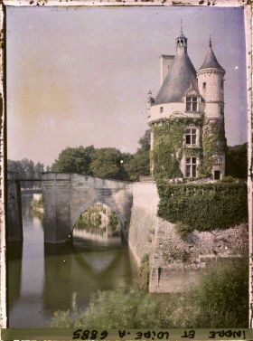 Image représentant Le pont qui mène au château et la tour des Marques