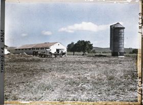 Image représentant Une étable et un silo à fourrage dans la ferme Marchand