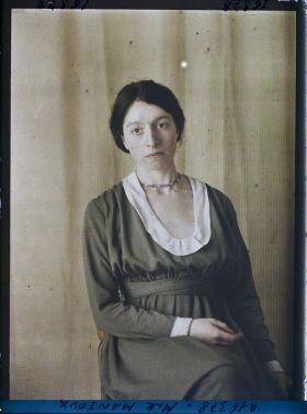 Image représentant https://musee-albert-kahn.s-museum.fr/home/NWQ2OTAwYzNmYjZlZTk1ZWQwODJmMjY4L2dlbmVyaWMtbm90aWNlLXRhYi9hdXRob3JpdHkvNjE3YTc5ZjVjZjhiODk2OGIzMzM3ZDIx/5d6900c3fb6ee95ed082f268/generic-notice-tab/authority/617a79ebcf8b8968b3337330 Madame Paul Mantoux