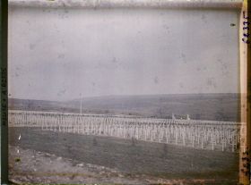 Image représentant Meuse, Douaumont, Le Cimetière de Douaumont Nord-Sud - A l'arrière plan, la Crête de Vaux