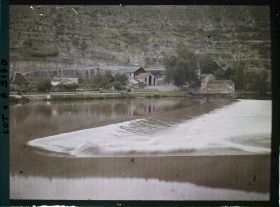 Image représentant Le barrage au fond le vieux moulin sur la rive gauche