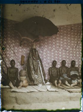 Image représentant Sacrifice à la tête : femmes du roi Houdji entourant les insignes de la royauté à l'occasion de la séparation du crâne du roi défunt de son corps