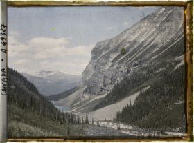 Image représentant Canada, Lac Louise, Vue s/ Cuvette Lac Louise et montagne striée par ravinements
