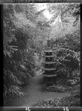 Image représentant Pagode de pierre blottie dans des bambous, au bord de chemins du " village japonais "