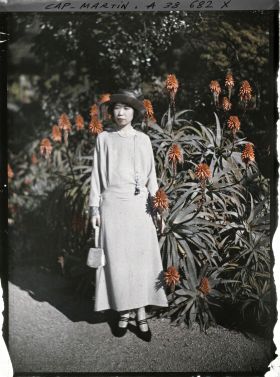 Image représentant La princesse Kitashirakawa, invitée par Albert Kahn, dans le jardin de sa villa