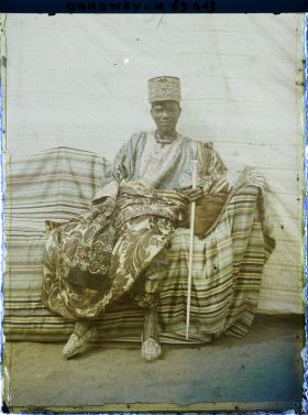 Image représentant Le roi Tôli sur son sofa