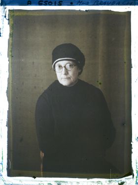 Image représentant https://musee-albert-kahn.s-museum.fr/home/NWQ2OTAwYzNmYjZlZTk1ZWQwODJmMjY4L2dlbmVyaWMtbm90aWNlLXRhYi9hdXRob3JpdHkvNjE3YTc5ZjVjZjhiODk2OGIzMzM3ZDIx/5d6900c3fb6ee95ed082f268/generic-notice-tab/authority/617a79ebcf8b8968b3336979 Madame Braubach