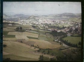 Image représentant Vue de la ville et des environs du Puy-en-Velay pris depuis la terrasse du château en direction du sud-sud-est