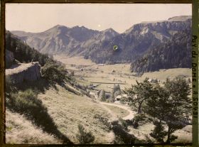 Image représentant France, Mont-Dore, Le fond de la vallée et les Burons et la route de Besse ; au fond, le Sancy