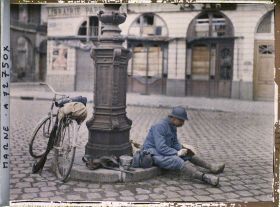 Image représentant Soldat avec son barda et son vélo