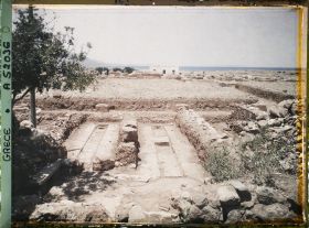 Image représentant Magasins est (à l'est de la cour centrale). Au fond, la baie de Mallia