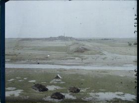 Image représentant Vers le tell de Nebi Yunus. Tentes de nomades et vestiges du mur d'enceinte de la ville