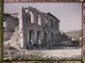Image représentant France, Les Eparges, Un Coin de la Place de l'Eglise, la Seule maison debout
