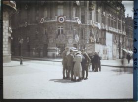 Image représentant Soldats anglais et américains et civils sur les Champs-Elysées pour les fêtes de la Victoire des 13 et 14 juillet