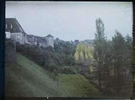 Image représentant France, Lauterbourg, Les fortifications et les arbres au dessus