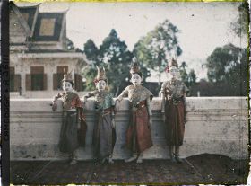 Image représentant Quatre danseuses du ballet royal en costumes de princesses (?)