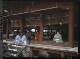 Image représentant Prêtres shintoïstes officiant lors de la fête du sanctuaire Tôshôgu dans l'Otabisho (reposoir des dieux)